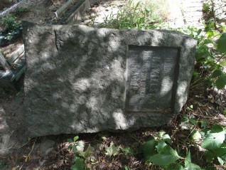 Nagrobek Wilhelminy Nakielskiej oznaczony krzyżem na cokole w formie głazu z płyciną inskrypcyjną z przodu.