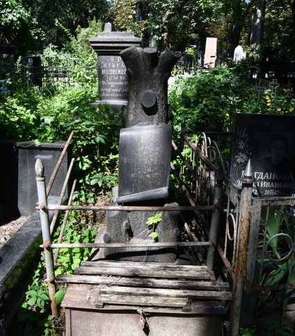 Grób Bazylego Bujalskiego z krzyżem na cokole stylizowanym na pień drzewa. Z przodu tablica z inskrypcją w reliefie. Otoczony metalowym ogrodzeniem.