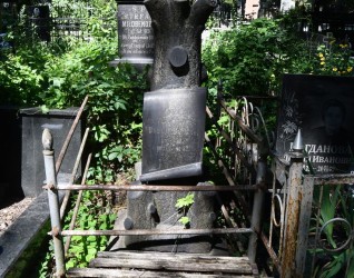 Grób Bazylego Bujalskiego z krzyżem na cokole stylizowanym na pień drzewa. Z przodu tablica z inskrypcją w reliefie. Otoczony metalowym ogrodzeniem.