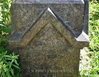 Nagrobek Antoniny Waśkowskiej z daszkowym zwieńczeniem i rytym napisem z przodu. Otoczony zielenią.