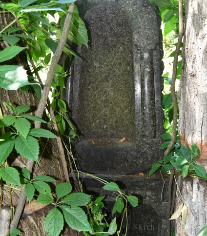 Nagrobek Wiktorii Łabeckiej z kapliczką otoczoną zielenią. Niszka pusta, flankowana przez dwie półkolumny z półkolistym zwieńczeniem i rzeźbionym zwornikiem. Widoczna inskrypcja na cokole.