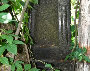 Nagrobek Wiktorii Łabeckiej z kapliczką otoczoną zielenią. Niszka pusta, flankowana przez dwie półkolumny z półkolistym zwieńczeniem i rzeźbionym zwornikiem. Widoczna inskrypcja na cokole.