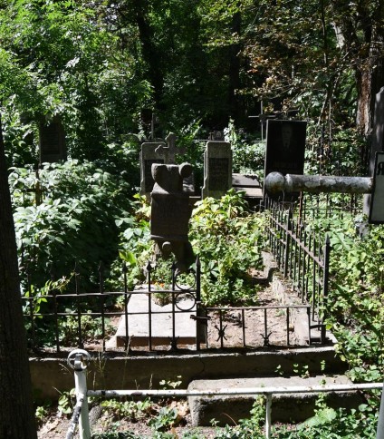 Grób Franciszki Jaroszewicz z cokołem stylizowanym na pień drzewa, z reliefową tablicą w formie zwoju z inskrypcją. Nagrobek wieńczy wtórny krzyż z trójlistnymi ramionami. Otoczony ogrodzeniem z innymi grobami.