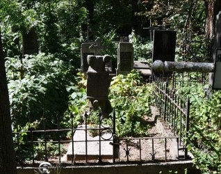 Grób Franciszki Jaroszewicz z cokołem stylizowanym na pień drzewa, z reliefową tablicą w formie zwoju z inskrypcją. Nagrobek wieńczy wtórny krzyż z trójlistnymi ramionami. Otoczony ogrodzeniem z innymi grobami.