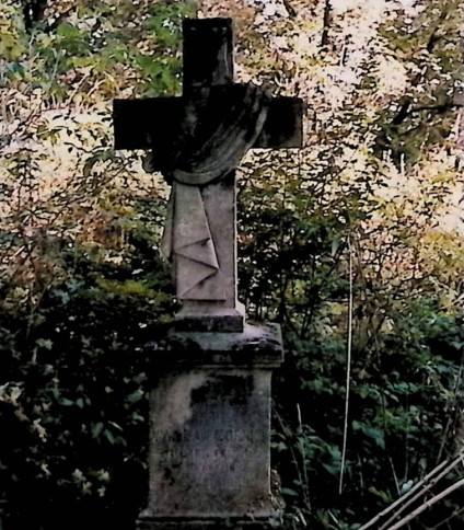 Nagrobek Wacława Górskiego z krzyżem na dwustopniowym cokole. Przez krzyż przewieszona chusta z węzłem po lewej stronie. Na froncie cokołu inskrypcja.