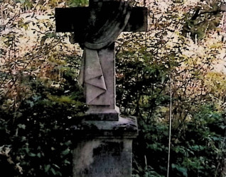 Nagrobek Wacława Górskiego z krzyżem na dwustopniowym cokole. Przez krzyż przewieszona chusta z węzłem po lewej stronie. Na froncie cokołu inskrypcja.
