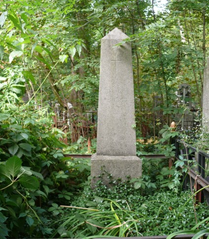 Nagrobek Władysława Czachorskiego oznaczony obeliskiem z czterospadowym daszkiem, ryta inskrypcja z przodu. Otoczony metalowymi szynami i porośnięty zielenią.