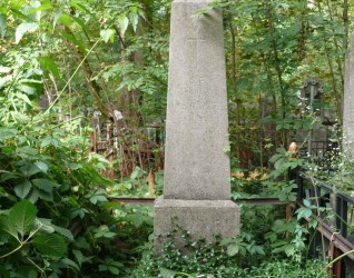 Nagrobek Władysława Czachorskiego oznaczony obeliskiem z czterospadowym daszkiem, ryta inskrypcja z przodu. Otoczony metalowymi szynami i porośnięty zielenią.