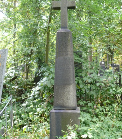 Nagrobek Kazimierza Drzewieckiego z krzyżem na wysokim cokole. Z przodu płycina z inskrypcją o zaokrąglonych narożach. Pomnik otoczony zielenią.