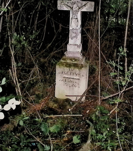 Nagrobek Teodora Melnyka z krzyżem, na którym znajduje się płaskorzeźba Chrystusa na przecięciu ramion. Cokół ma profilowane górne krawędzie i rytą inskrypcję z przodu.