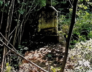 Nagrobek Agnieszki Mihalik z dwustopniową płytą i krzyżem na cokole w formie skałek. Krzyż ma żłobione lico i tablicę w formie zwoju z inskrypcją.