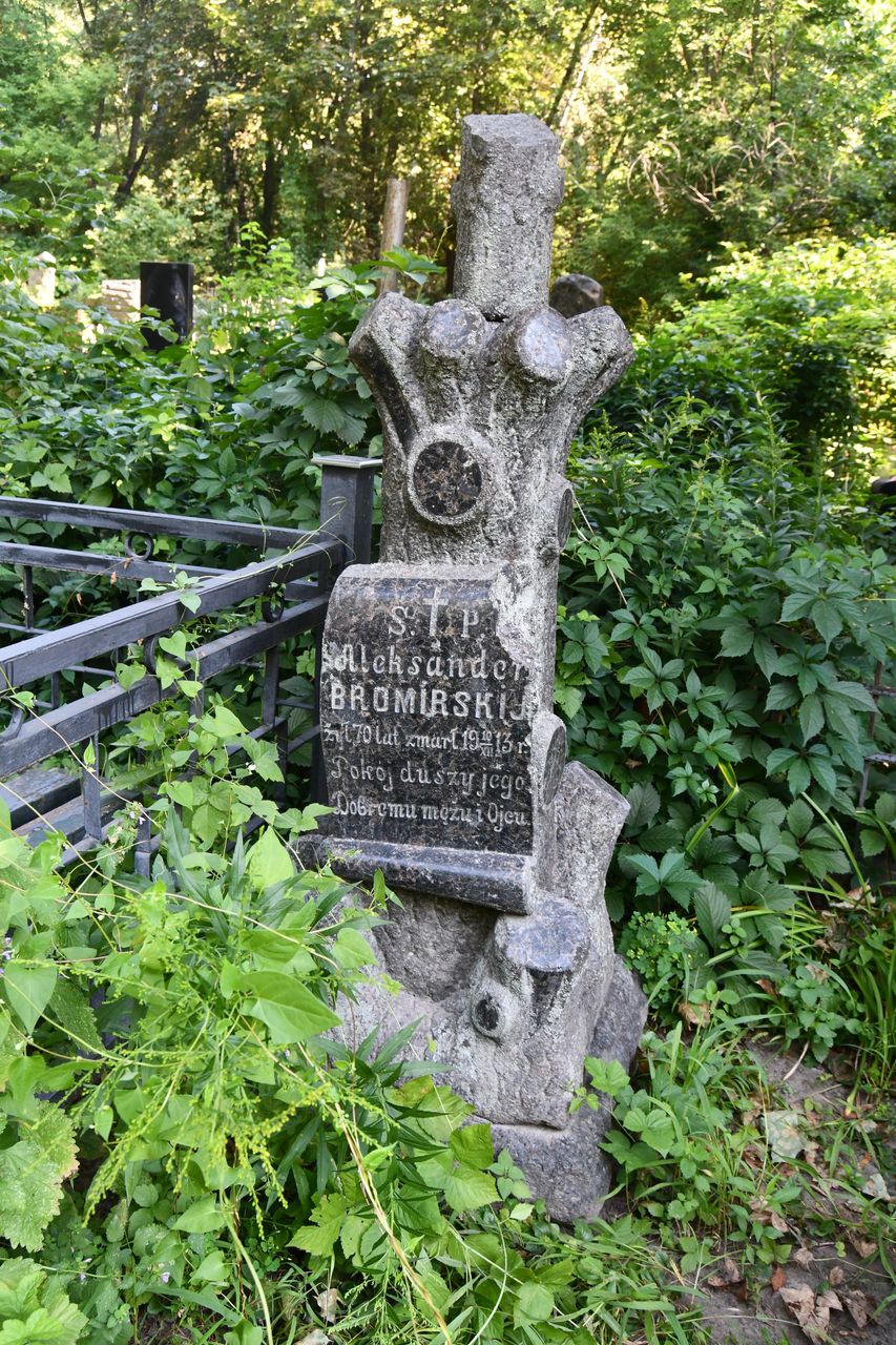 Photo montrant Tombstone of Aleksander Bromirski