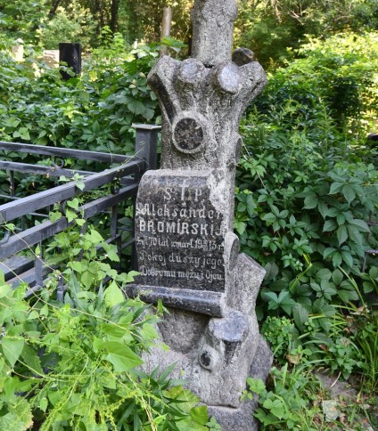 Nagrobek Aleksandra Bromirskiego z krzyżem stylizowanym na pień drzewa. Zachowane tylko dolne ramię krzyża. Podstawa ma ścięte krawędzie. Z przodu reliefowa tablica z inskrypcją.