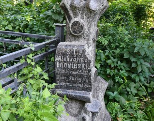 Nagrobek Aleksandra Bromirskiego z krzyżem stylizowanym na pień drzewa. Zachowane tylko dolne ramię krzyża. Podstawa ma ścięte krawędzie. Z przodu reliefowa tablica z inskrypcją.