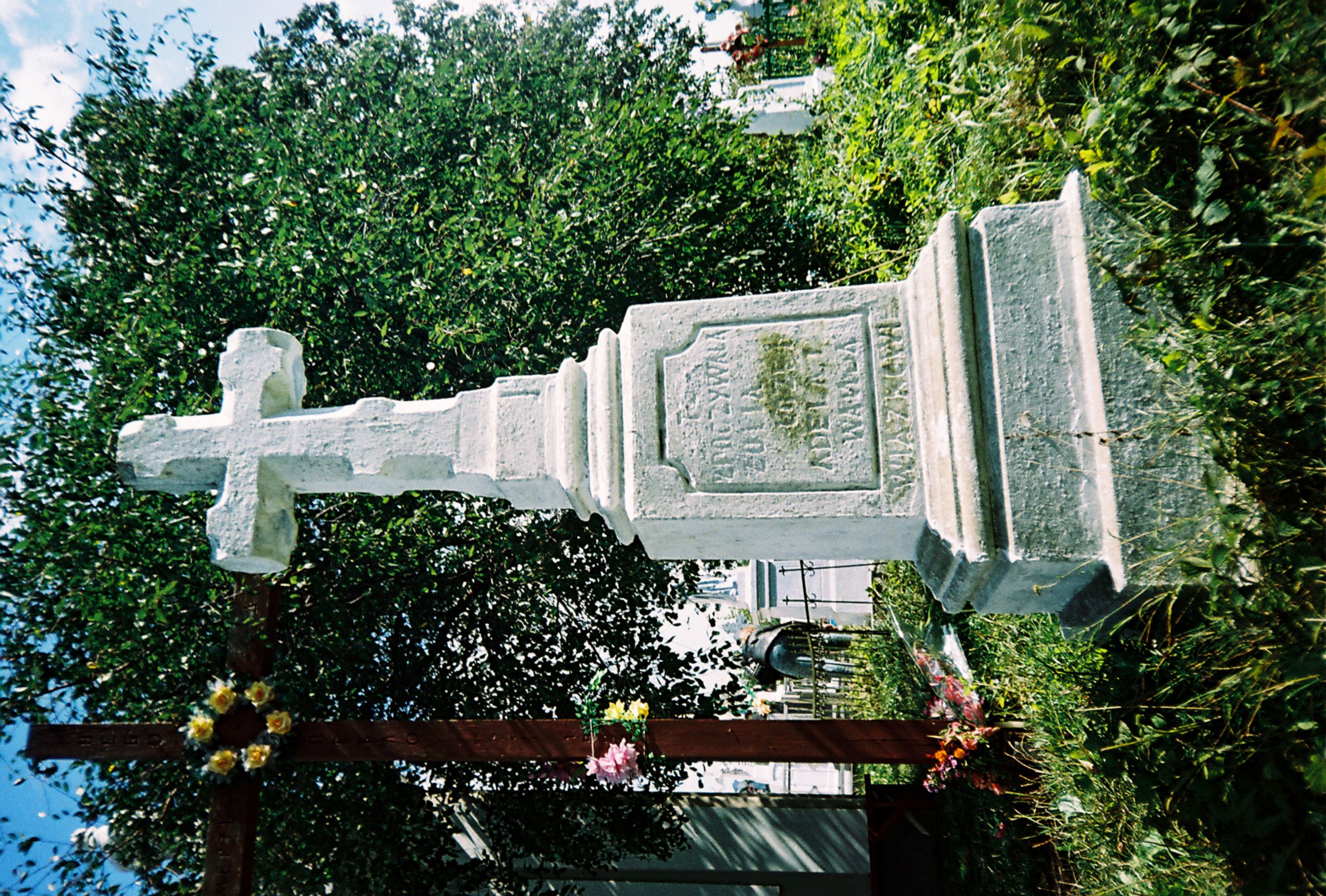 Nagrobek rodziny Wiązków, cmentarz w Medwedowicach, stan z 2006r.