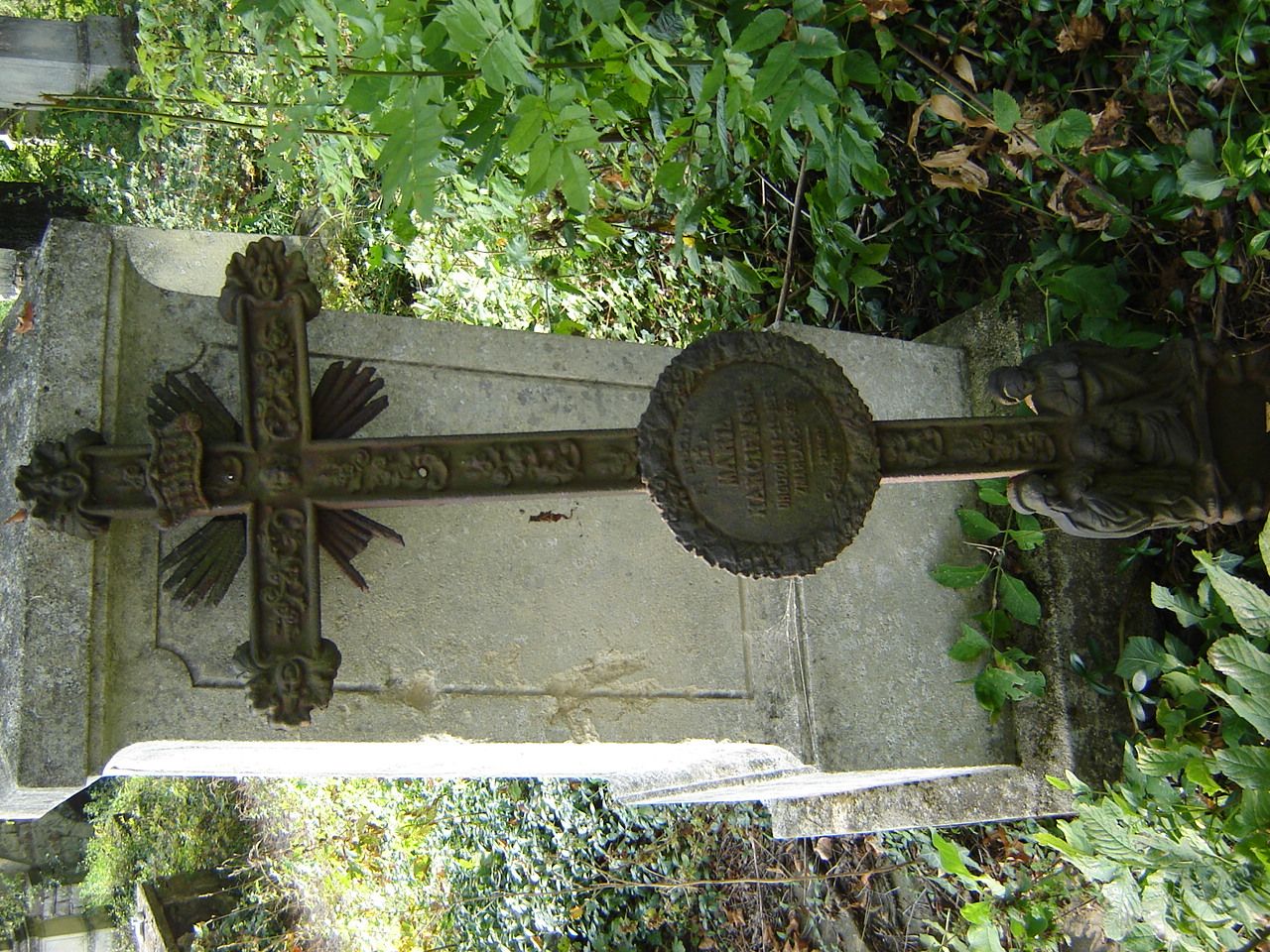 Krzyż z nagrobka Marii Karczewskiej, cmentarz miejski w Buczaczu, Ukraina