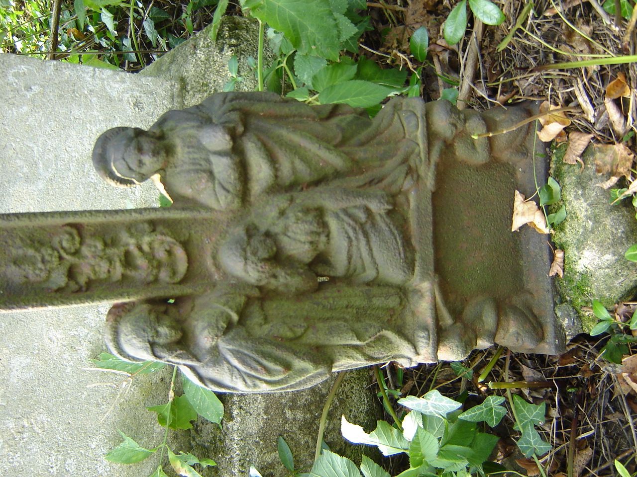 Fragment krzyża z nagrobka Marii Karczewskiej, cmentarz miejski w Buczaczu, Ukraina