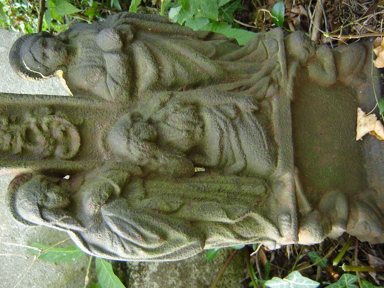 Fragment krzyża z nagrobka Marii Karczewskiej, cmentarz miejski w Buczaczu, Ukraina