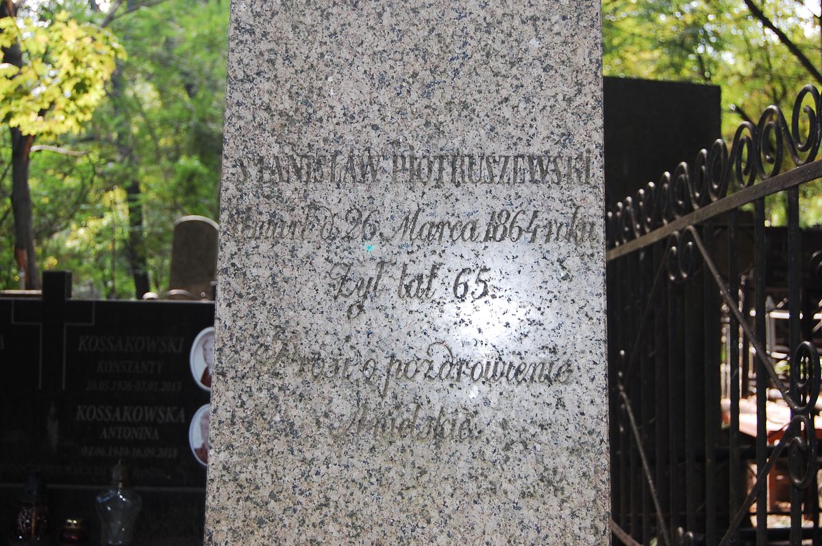 Inskrypcja na nagrobku Stefana Piotruszewskiego na cmentarzu Bajkowa w Kijowie, stan w roku 2021