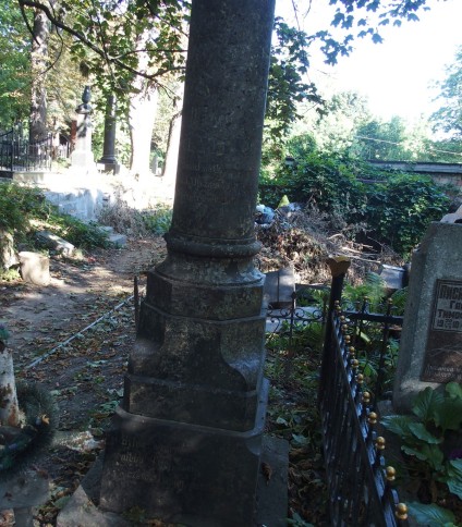 Nagrobek Dawida Ilnickiego z kolumną o sześciokątnym przekroju na dwustopniowym cokole. Front kolumny i cokołu z rytymi inskrypcjami. Otoczony drzewami i innymi grobami.