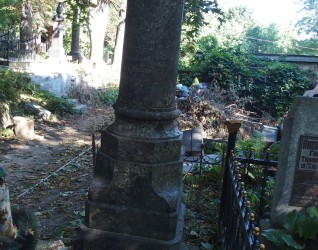 Nagrobek Dawida Ilnickiego z kolumną o sześciokątnym przekroju na dwustopniowym cokole. Front kolumny i cokołu z rytymi inskrypcjami. Otoczony drzewami i innymi grobami.