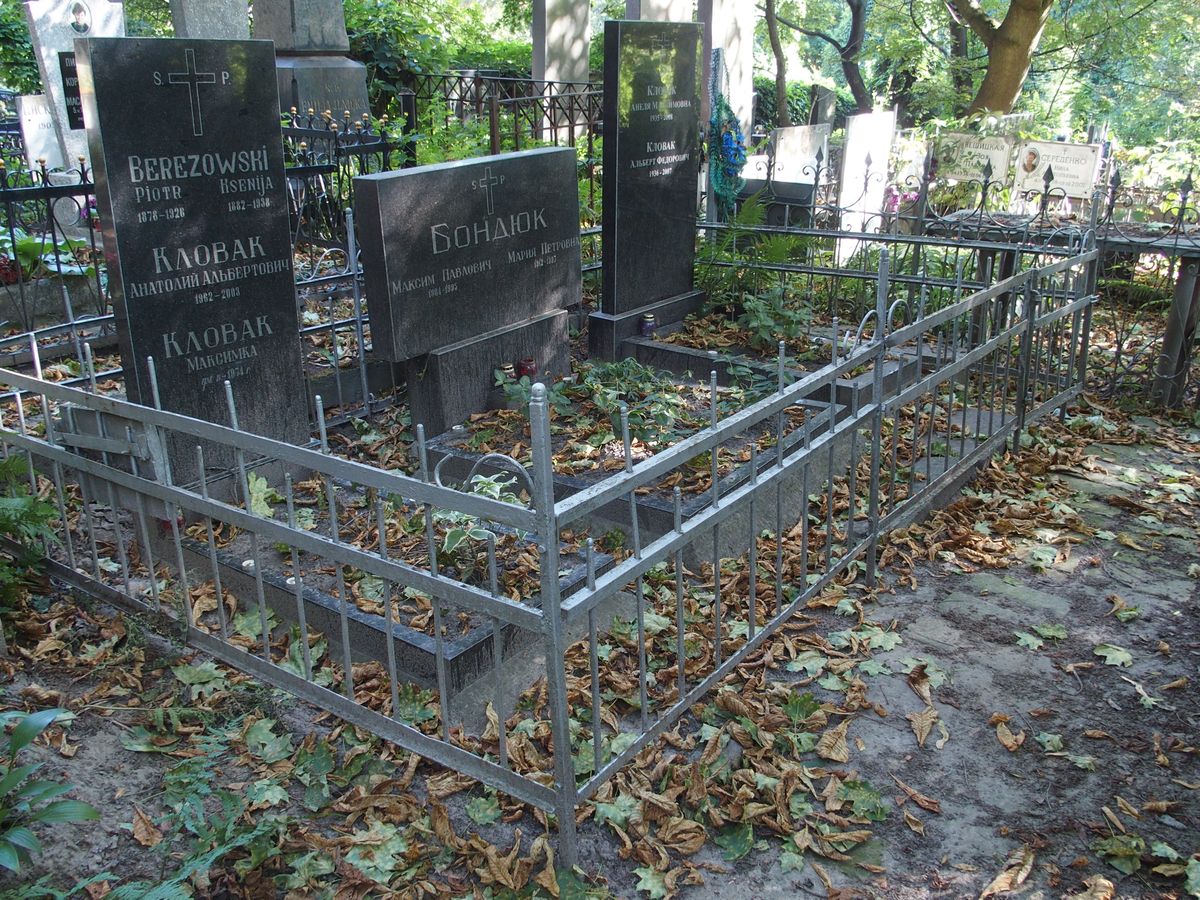 Fotografia przedstawiająca Tombstone of Maria Petrovna Bondûk, Makcim Pavlovič Bondûk, Anela Makcimovna Klovak, Al\'berta Fedorovič Klovaka, Anatolij Al\'bertovič Klovak, Ksenia Klovak, Makcymka Klovak, Piotr Klovak