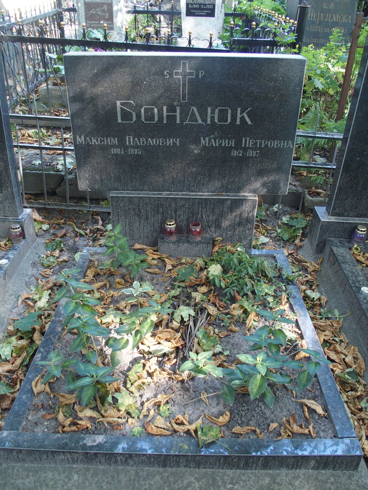 Photo showing Tombstone of Maria Petrovna Bondûk, Makcim Pavlovič Bondûk, Anela Makcimovna Klovak, Al\'berta Fedorovič Klovaka, Anatolij Al\'bertovič Klovak, Ksenia Klovak, Makcymka Klovak, Piotr Klovak