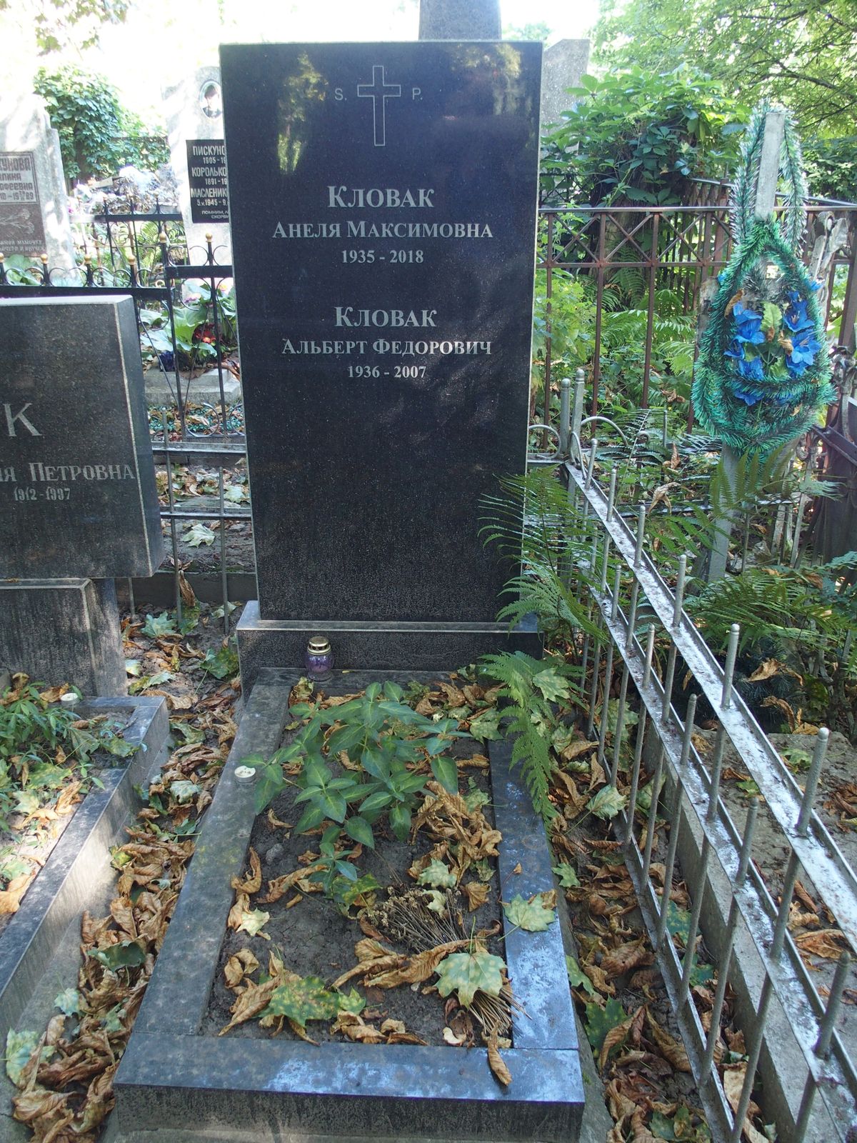 Fotografia przedstawiająca Tombstone of Maria Petrovna Bondûk, Makcim Pavlovič Bondûk, Anela Makcimovna Klovak, Al\'berta Fedorovič Klovaka, Anatolij Al\'bertovič Klovak, Ksenia Klovak, Makcymka Klovak, Piotr Klovak