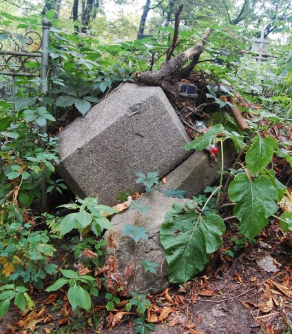 Nagrobek Leokadii Pomian i Zofii Pomian, cmentarz Bajkowa w Kijowie, stan z 2021