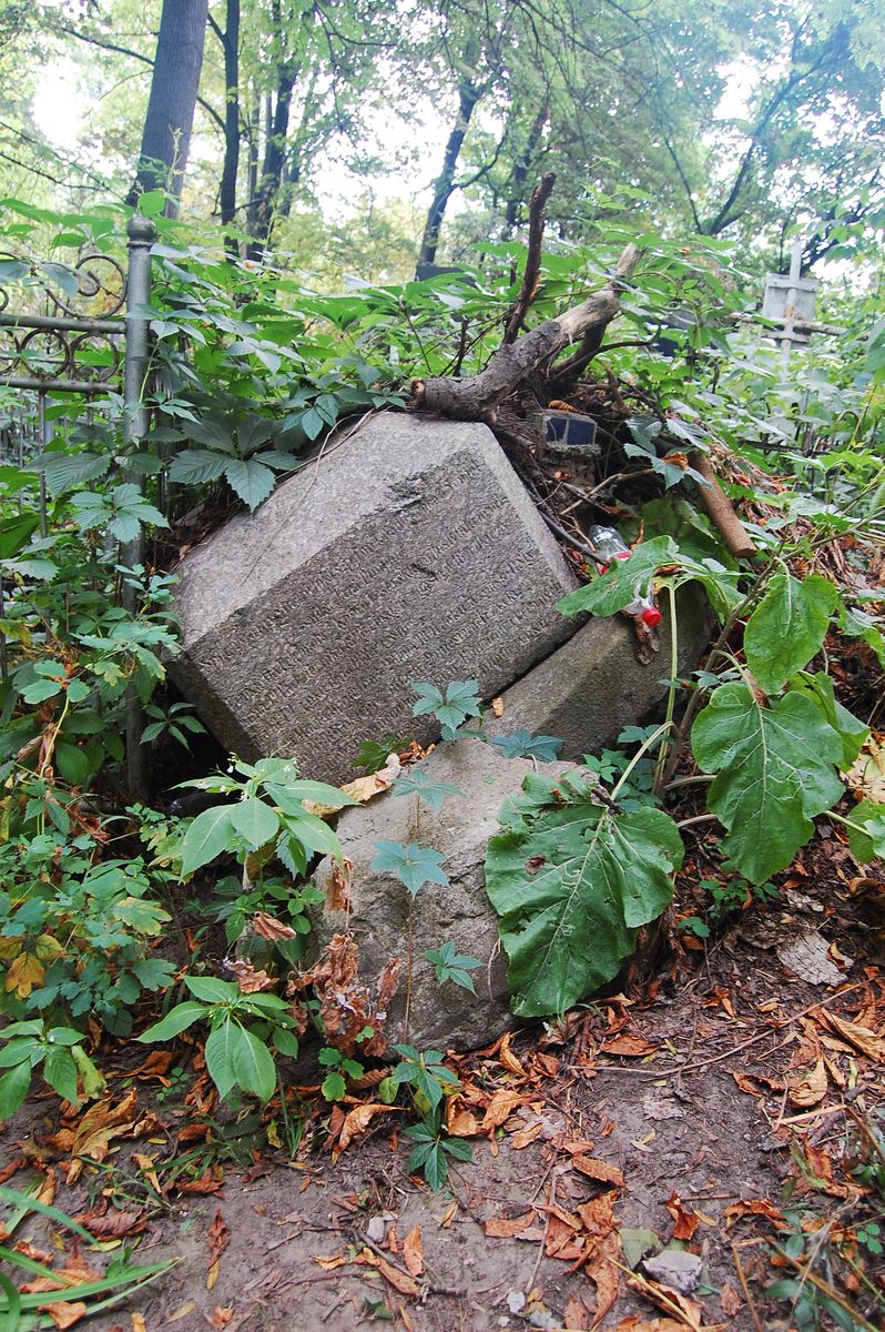 Tombstone of Leokadia Pomian and Zofia Pomian, Bajkova cemetery, Kyiv, 2021