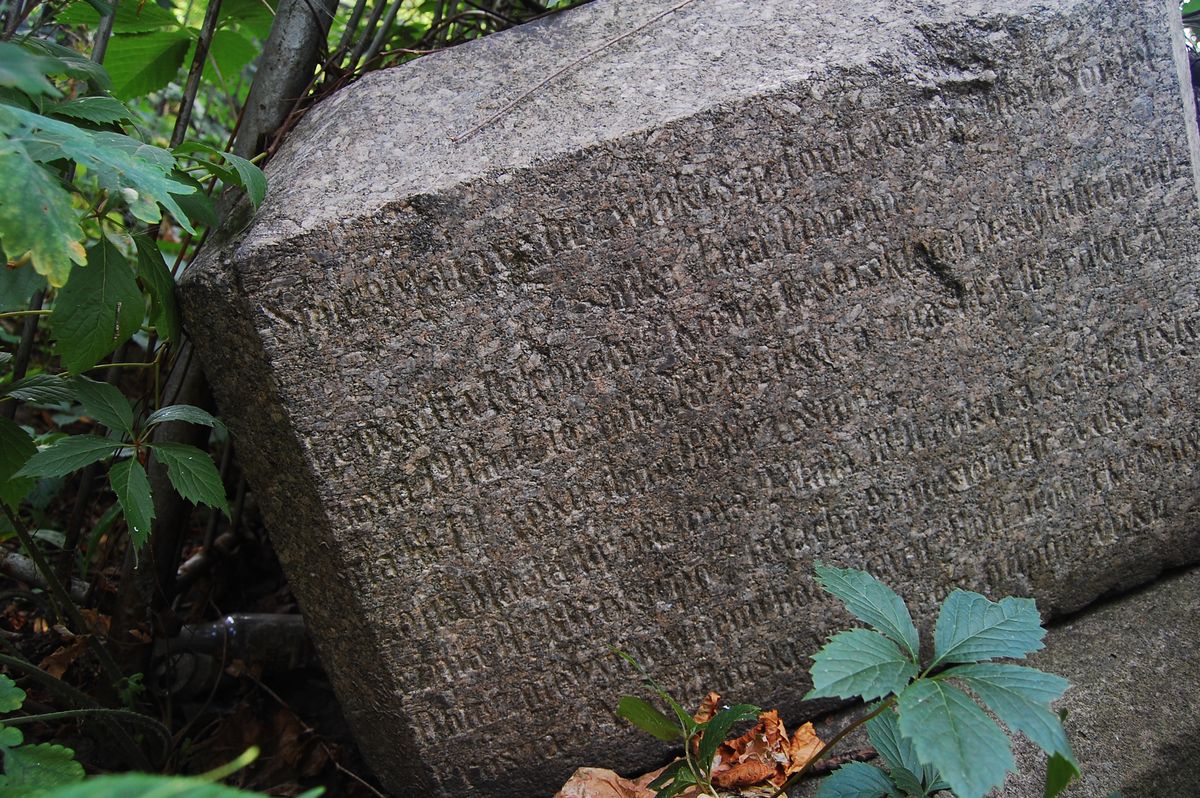 Napis z nagrobka Leokadii Pomian i Zofii Pomian, cmentarz Bajkowa w Kijowie, stan z 2021
