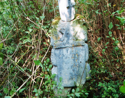 Nagrobek Piotra Skszypnika z krzyżem stylizowanym na pień drzewa na cokole w formie skałek. Na przecięciu ramion krzyża płaskorzeźba Chrystusa, powyżej liść dębu. Na cokole płaskorzeźbione liście dębu, poniżej tablica z inskrypcją na zwoju.