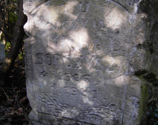 Kamienny cokół z wyrytą inskrypcją dla Michała Sopczyszyna. Zawiera prostokątne pole z łukiem odcinkowym i krzyżem między liśćmi dębu.