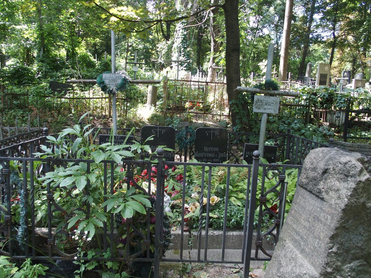 Tombstone of Helena Danilenko, Bronislawa Wełnianko, Józef Wełnianko, Waleria Wełnianko