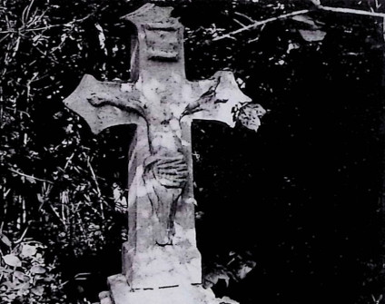 Nagrobek z krzyżem na cokole. Krzyż z ramionami zakończonymi wykrojem łuku kotarowego, z reliefem Chrystusa na przecięciu i titulus powyżej. Cokół ma profilowane górne krawędzie i wyrytą ramę z ćwierćkolistymi narożami.