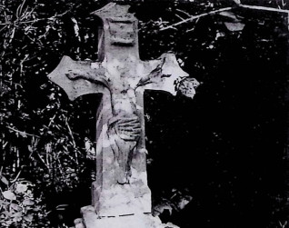 Nagrobek z krzyżem na cokole. Krzyż z ramionami zakończonymi wykrojem łuku kotarowego, z reliefem Chrystusa na przecięciu i titulus powyżej. Cokół ma profilowane górne krawędzie i wyrytą ramę z ćwierćkolistymi narożami.