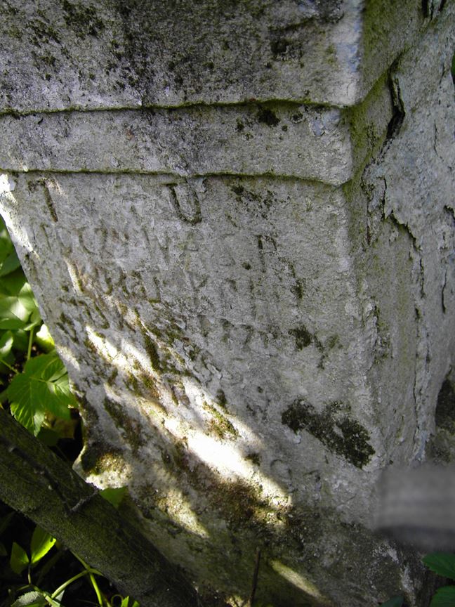 Fragment nagrobka Mikołaja Ka[…]oskiego, cmentarz w Dorohiczynie, stan z 2005