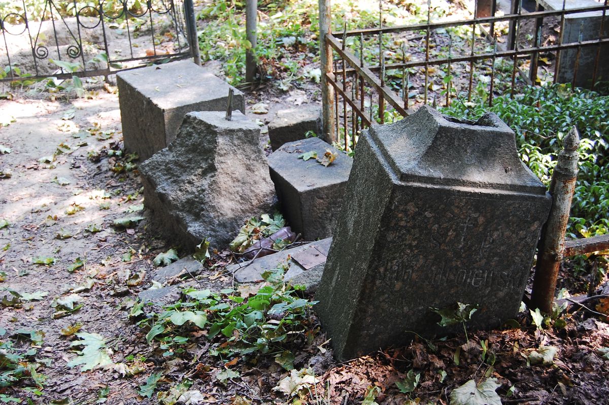 Nagrobek Jana Zdrojewskiego z cmentarza Bajkowa w Kijowie, stan z 2021 r.