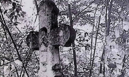 Nagrobek Zofii Ciszewskiej z krzyżem na dwustopniowym cokole. Krzyż z ramionami zakończonymi trójliściem, z płaskorzeźbą Immaculaty na przecięciu.