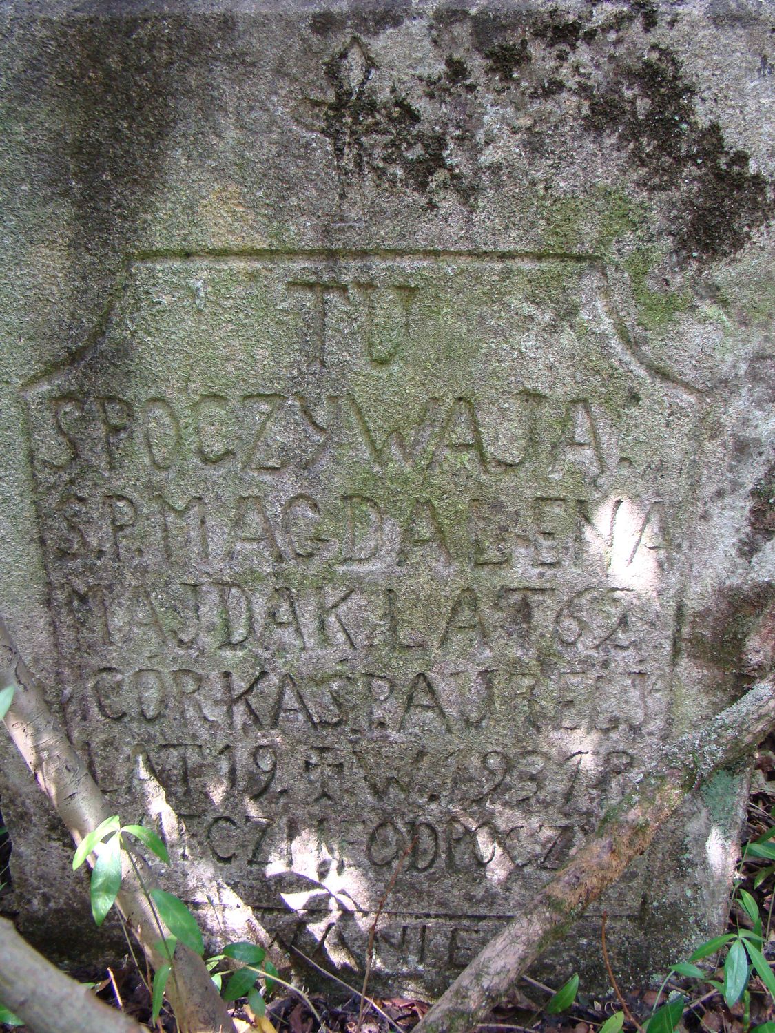 Fragment nagrobka Aurelii i Magdaleny Majdak z cmentarza w Czerwonogrodzie (Nyrkowie), stan z 2005 roku