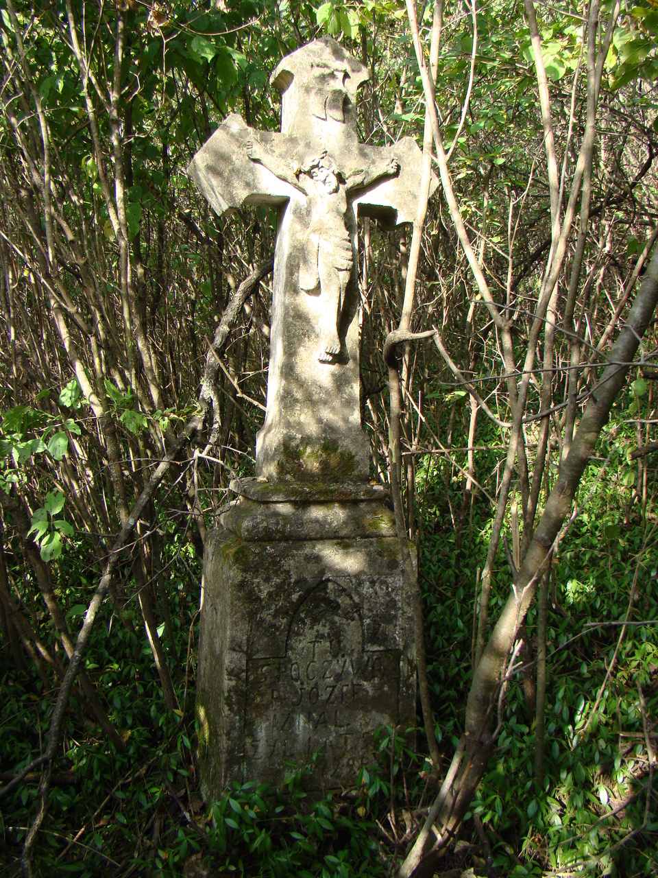Nagrobek Józefa Piznala, cmentarz w Czerwonogrodzie, stan z roku 2005