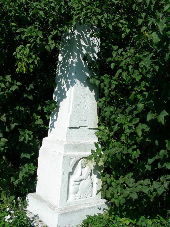 Tombstone of Wiktoria Ewelina Piwowarska, cemetery in Żnibrody, state from 2006
