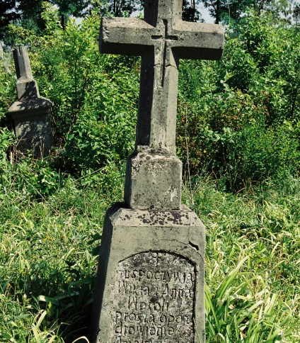 Nagrobek Wikta i Anny Wesołych, cmentarz w Głęboczku, 2004