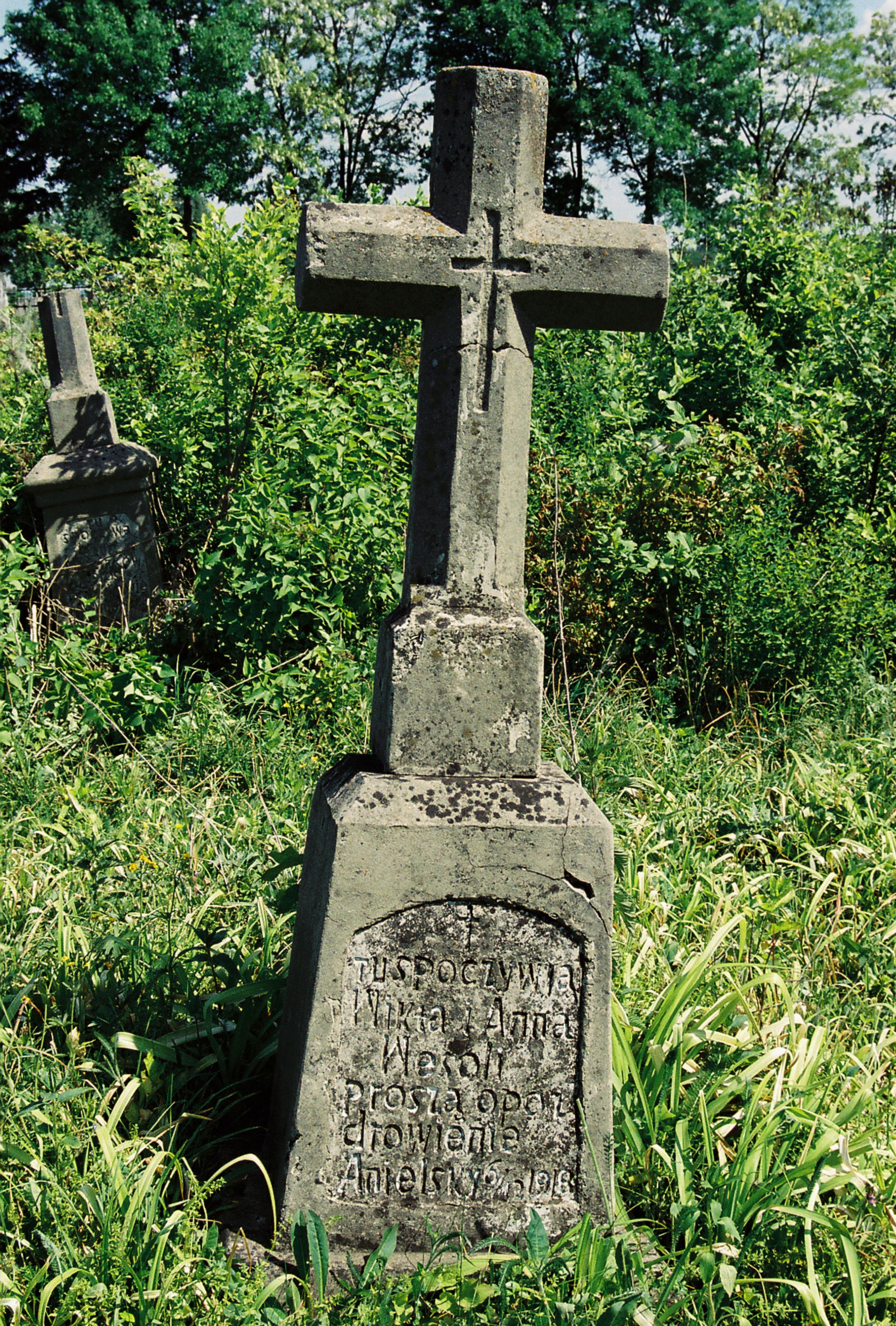 Tombstone of Wikt and Anna Wesołych, cemetery in Głęboczek, 2004