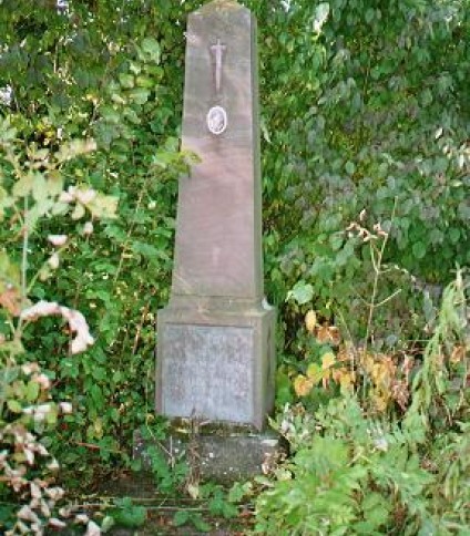 Nagrobek Wandy Husak, cmentarz w Uścieczku, stan z 2005