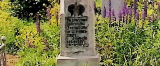 Nagrobek Franciszka Sołtyńskiego z krzyżem na cokole i dwustopniowej podstawie, z fazowanym krzyżem i gwiazdami na zakończeniach ramion. Poniżej płycina z inskrypcją zamknięta łukiem dwulistnym.