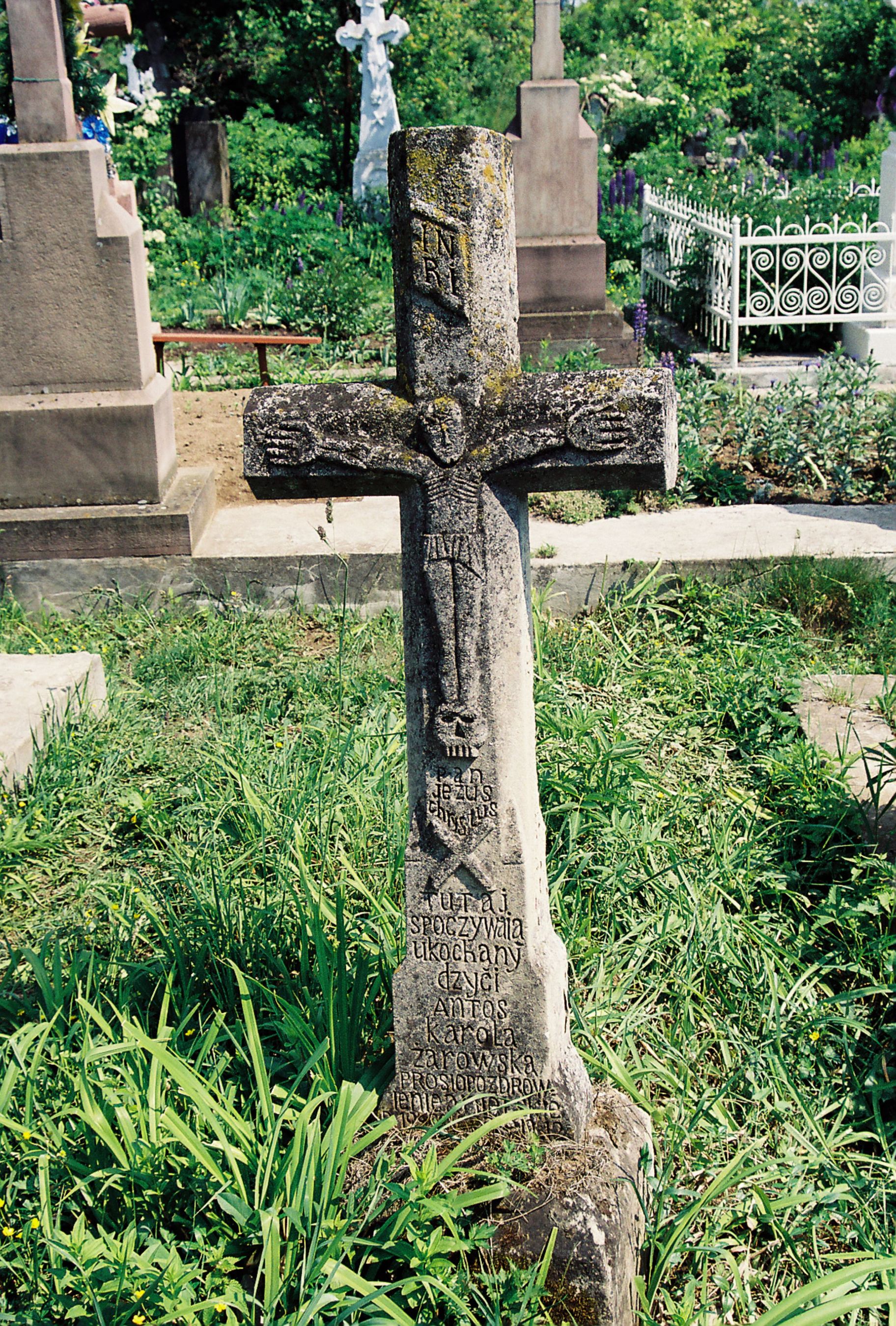 Pierre tombale d'Antoni et Karolina Zarowski, cimetière de Jezierzany, Ukraine