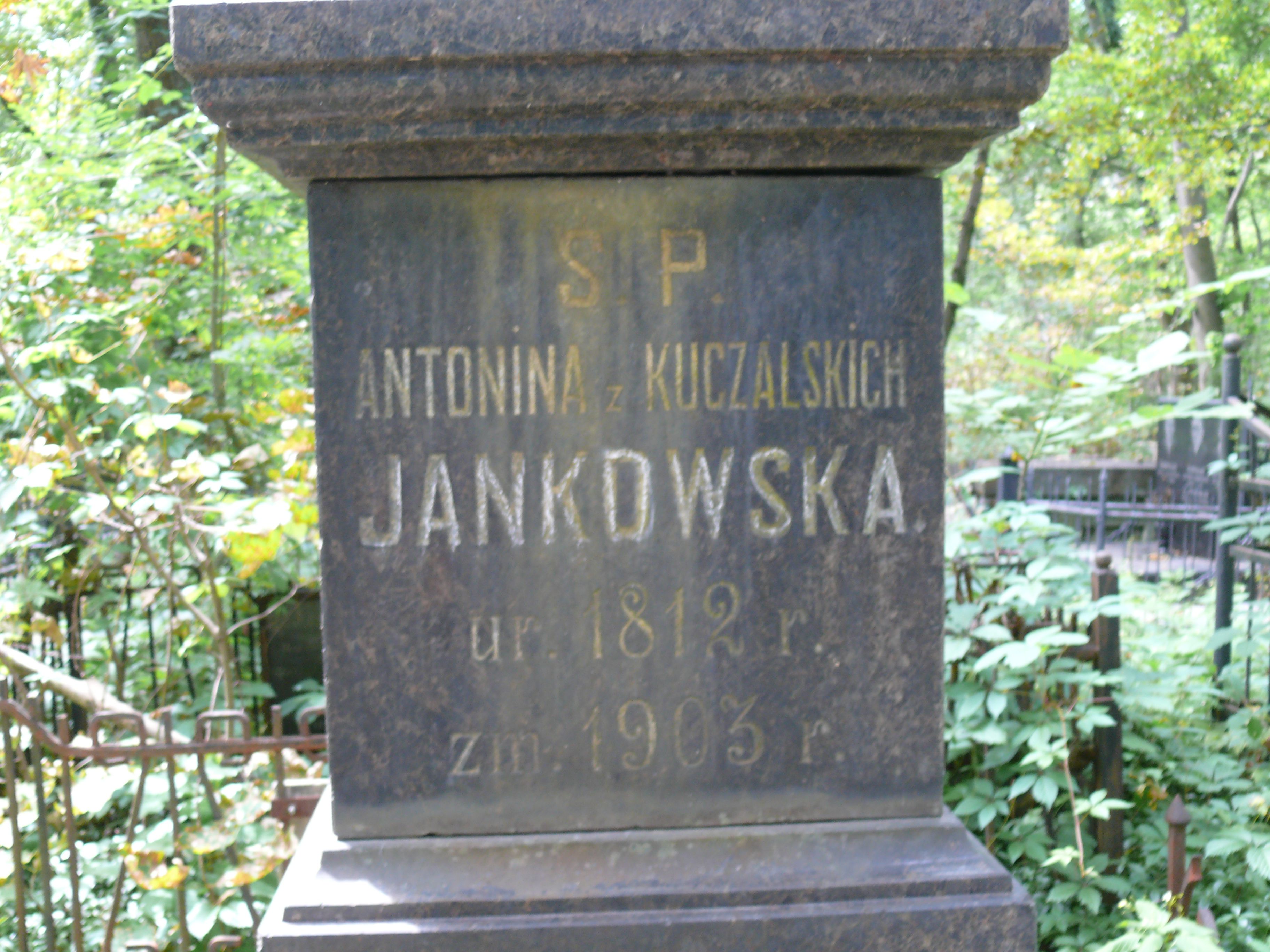 Fragment z inskrypcją nagrobka Antoniny Jankowskiej, cmentarz Bajkowa w Kijowie, stan z 2021