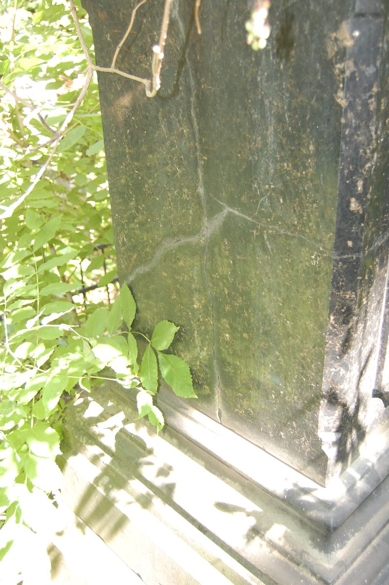 Fragment nagrobka Karola Rojeckiego, cmentarz Bajkowa w Kijowie, stan z 2021