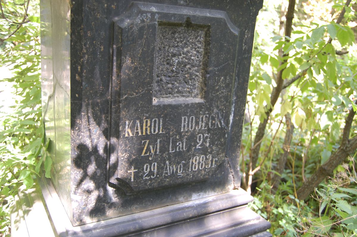 Fragment z inskrypcją nagrobka Karola Rojeckiego, cmentarz Bajkowa w Kijowie, stan z 2021